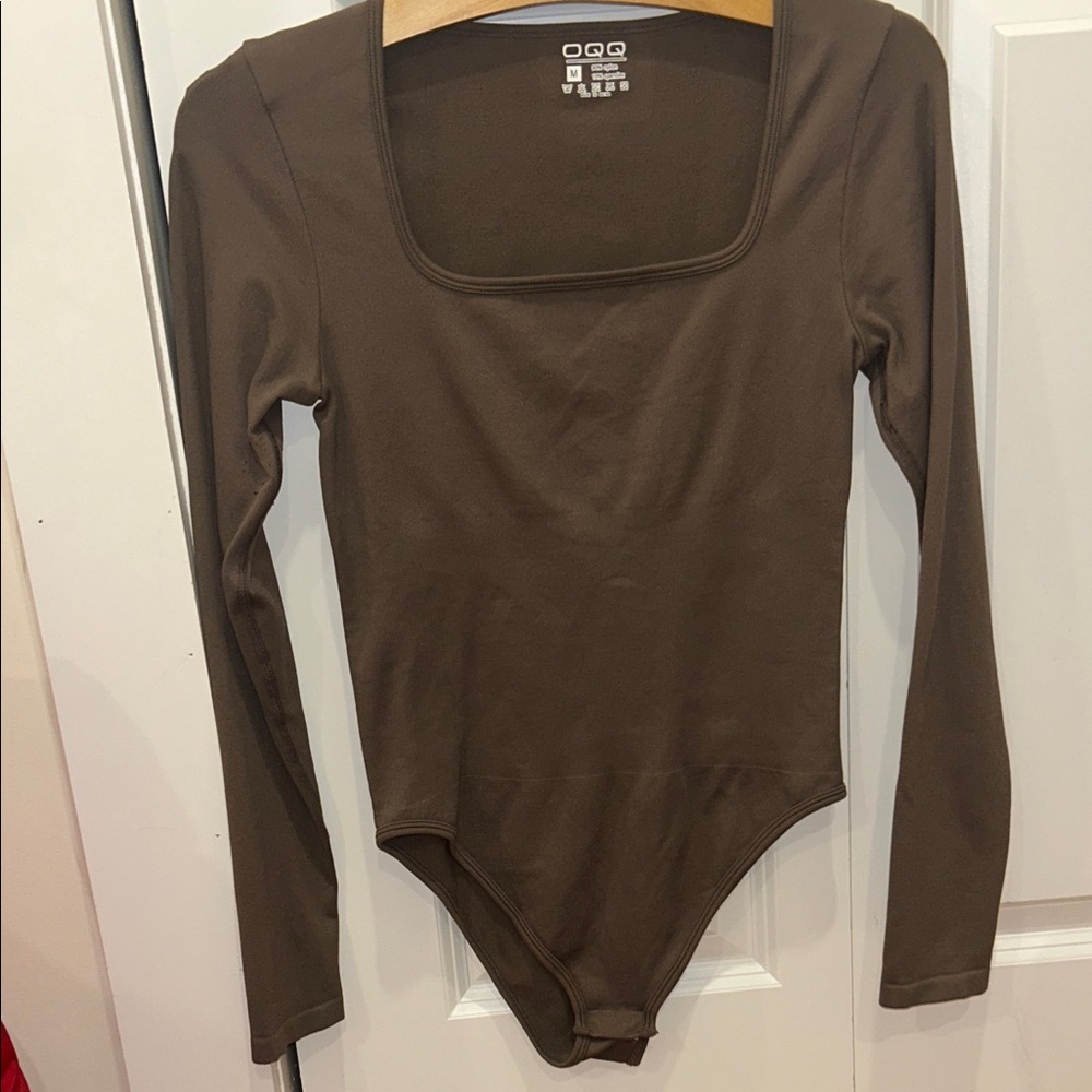 Square-Neck Long Sleeve Bodysuit in Dark Brown